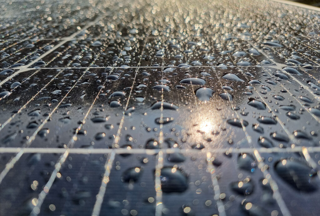 Regentropfen auf Solardach